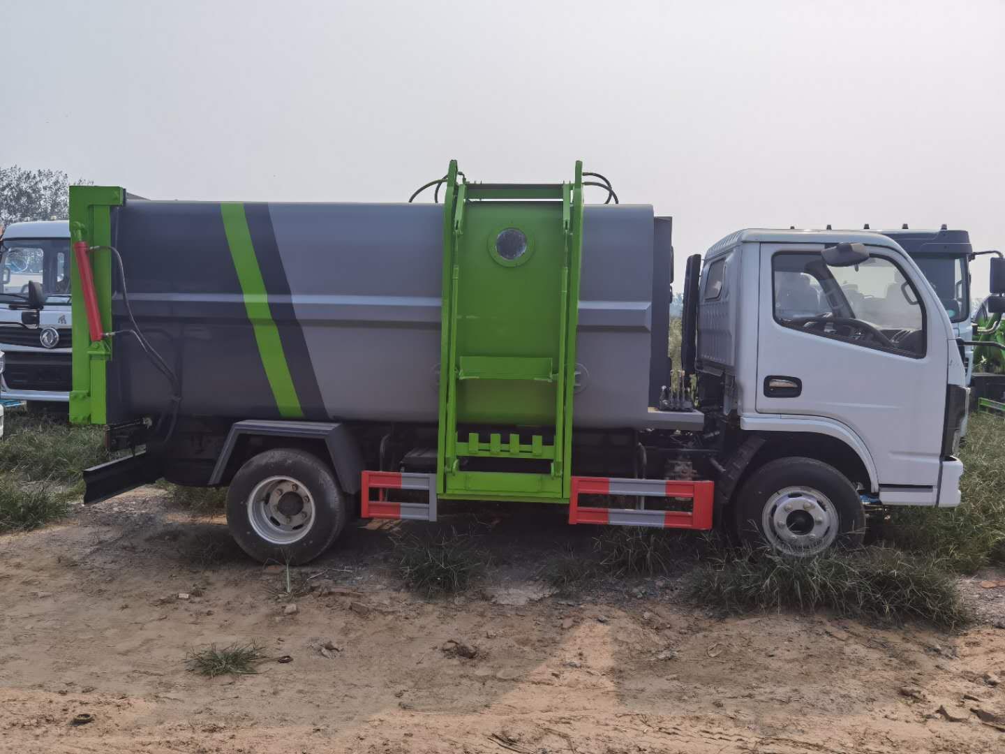 掛桶式垃圾車(chē)